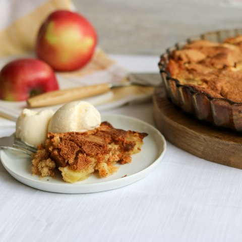 Apple cobbler with ice cream