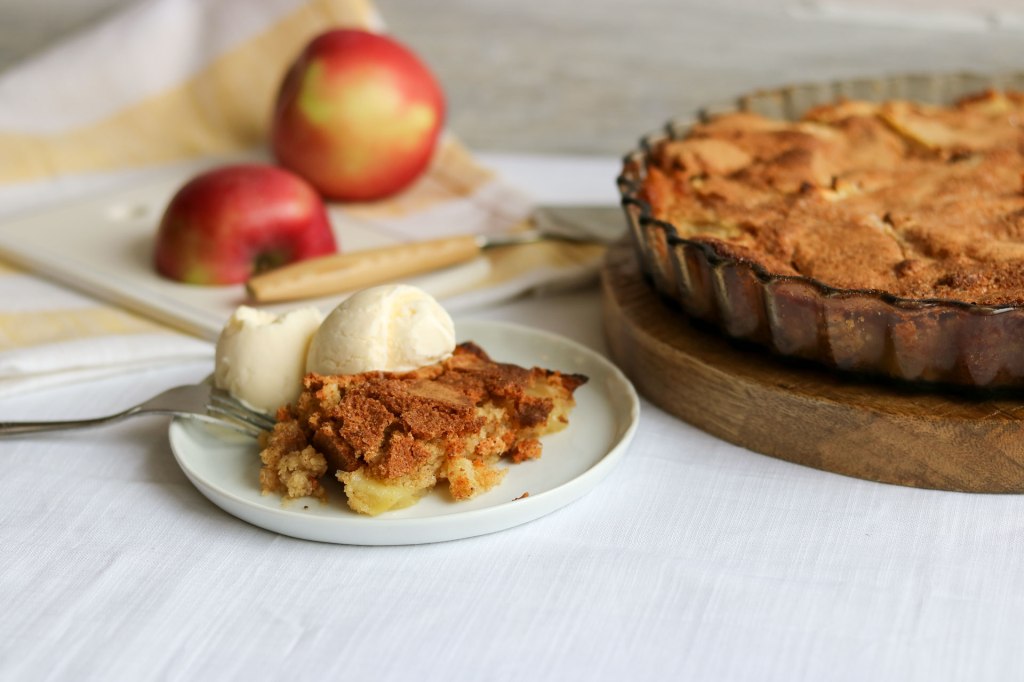 Apple cobbler with ice cream